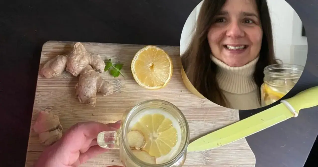 Kobieta przygotowuje orzeźwiającą wodę z imbirem i cytryną. Na desce leżą świeże korzenie imbiru i plaster cytryny.