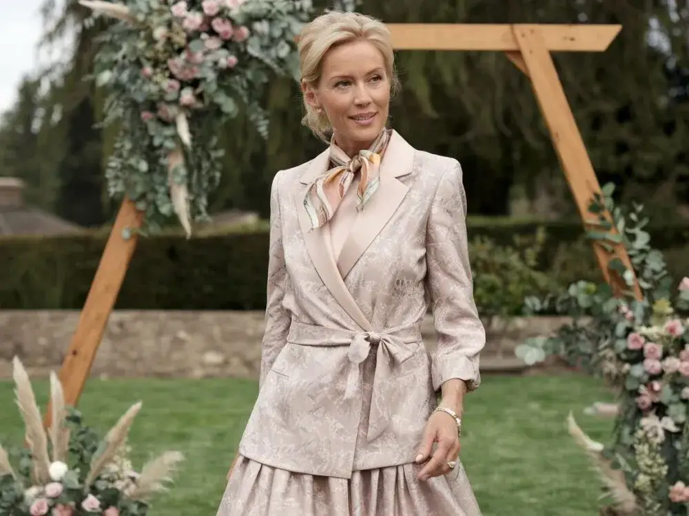 Strój na wesele po 50: Jak wyglądać zjawiskowo i czuć się komfortowo?