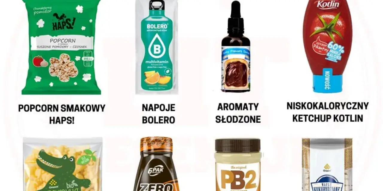 Zdjęcie przedstawia produkty spożywcze: popcorn, napoje, aromaty, ketchup, napój zero, masło orzechowe i wafle.