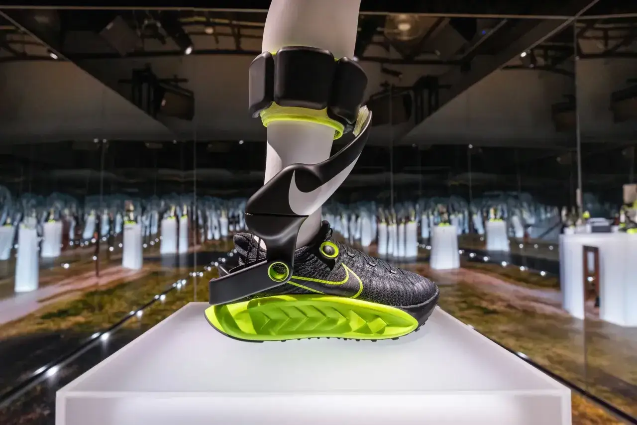 Czarny but Nike z neonowo-zieloną podeszwą i futurystycznym zapięciem. To jedne z najdziwniejszych butów Nike, jakie widziałem.