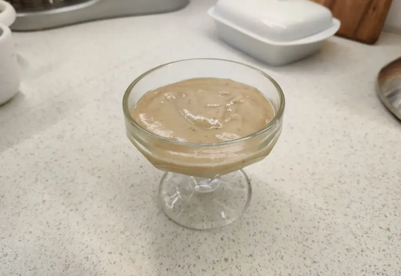 Pyszny budyń na mleku owsianym w pucharku. Idealny deser dla każdego, kto zastanawia się, czy można zrobić budyń na mleku owsianym.