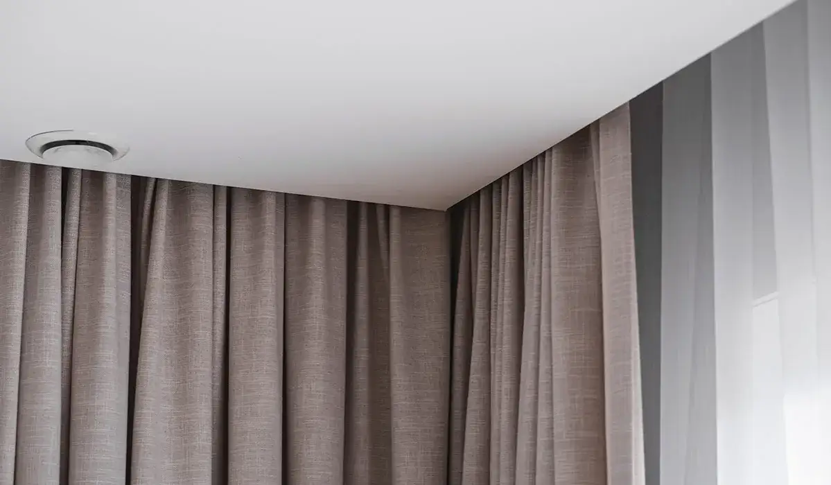 Jak powiesić firanki na haczyki, aby uniknąć nieestetycznych marszczeń