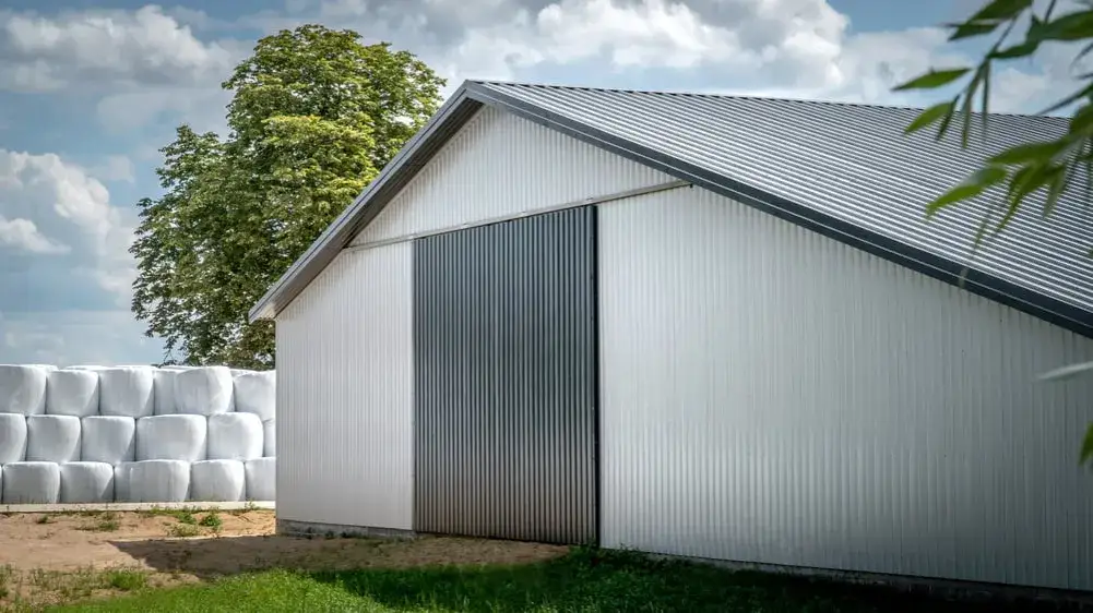 Jaka blacha na dach dwuspadowy – wybierz najlepszą opcję dla siebie