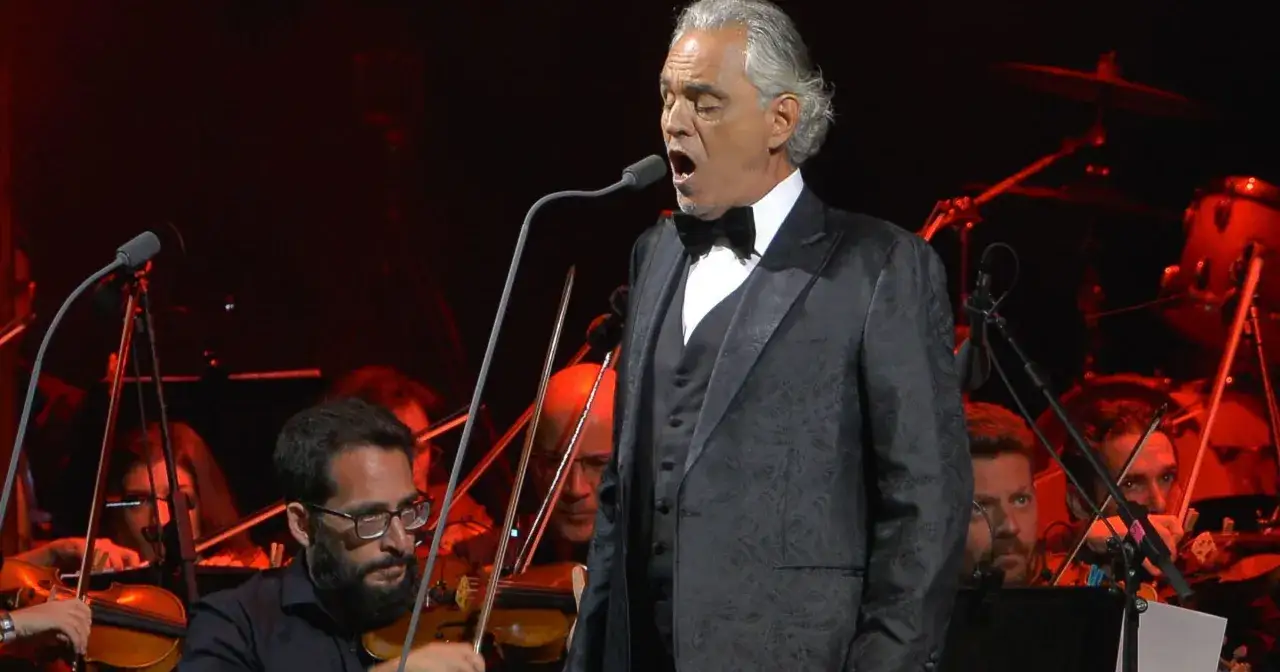Andrea Bocelli śpiewa z orkiestrą. Koncert odbył się w Warszawie.