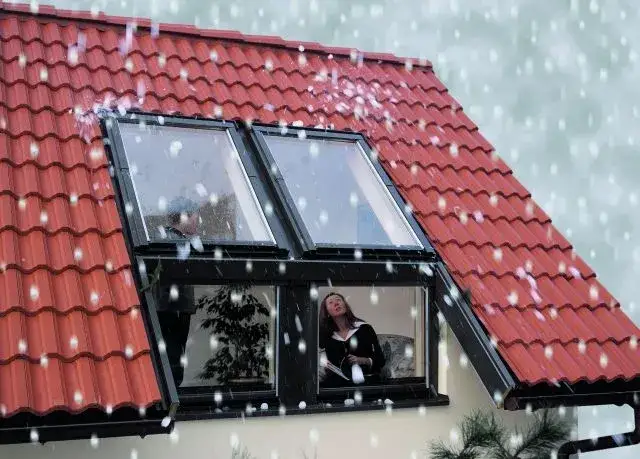 Czy okno dachowe może wypaść? Poznaj jego zabezpieczenia i ryzyko
