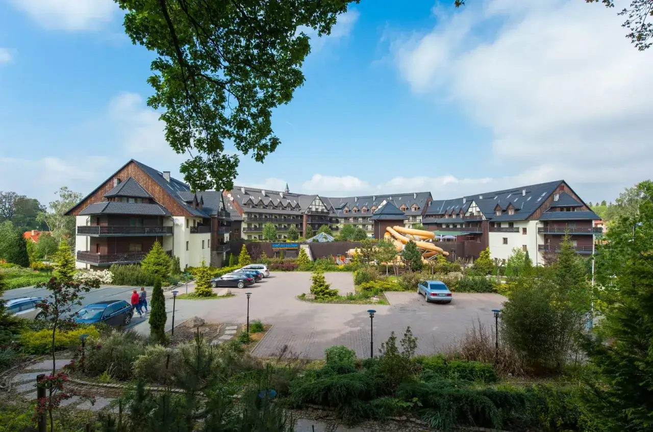 Idealny weekend dla dwojga w Karpaczu: hotel z basenem i zjeżdżalniami, otoczony zielenią. Parking przed obiektem.