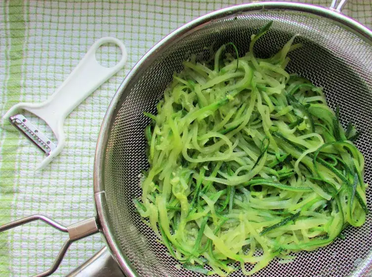 Makaron z cukinii: Jak gotować, by nie był wodnisty?