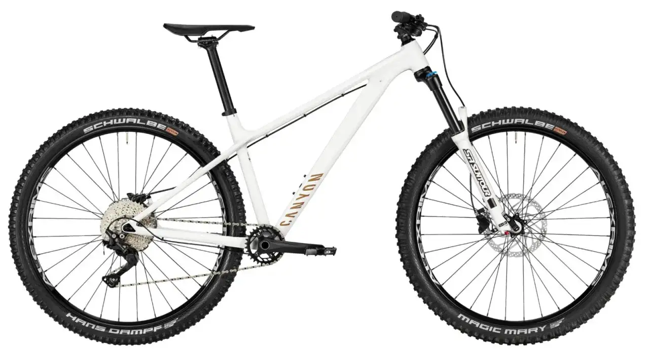 Biały rower górski Canyon z oponami Schwalbe Hans Dampf i Magic Mary. Idealny rower na singletrack, gotowy na wyzwania.