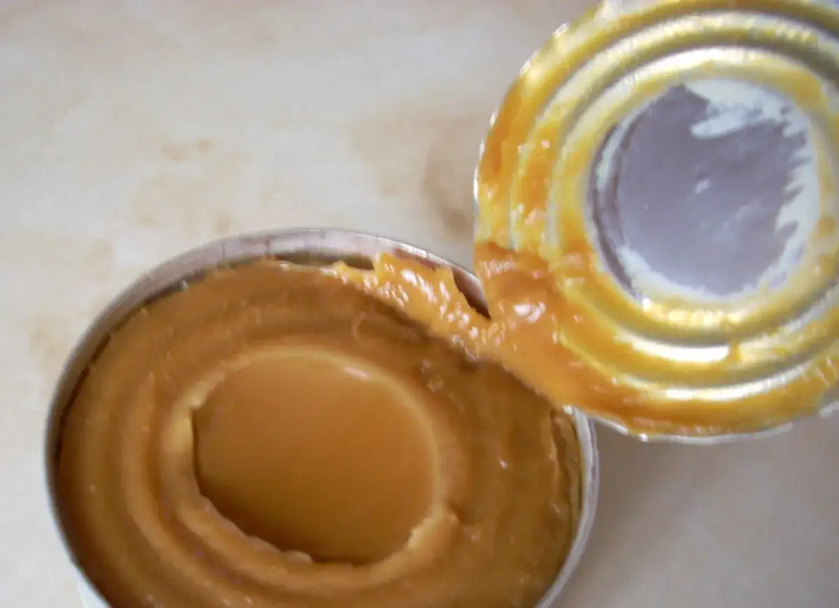 Jak upłynnić twardy kajmak z puszki? 3 proste metody