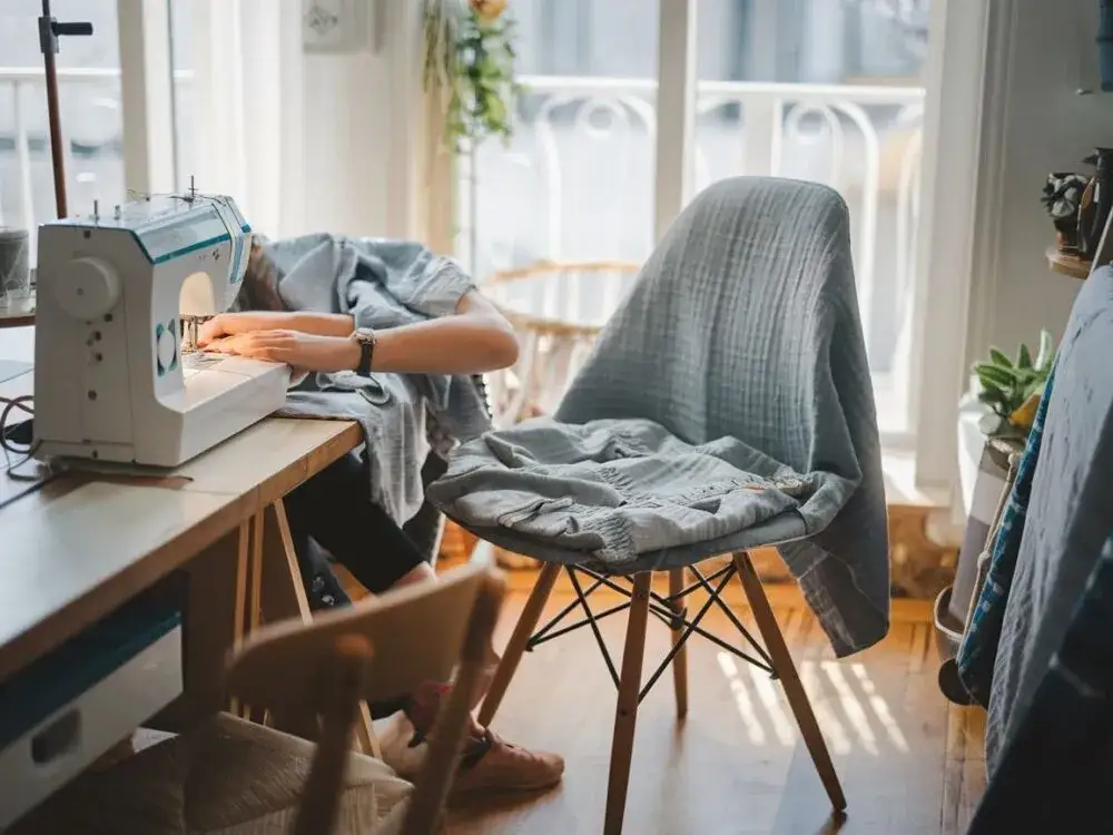 Jak uszyć pokrowce na krzesło - proste kroki, które ułatwią szycie