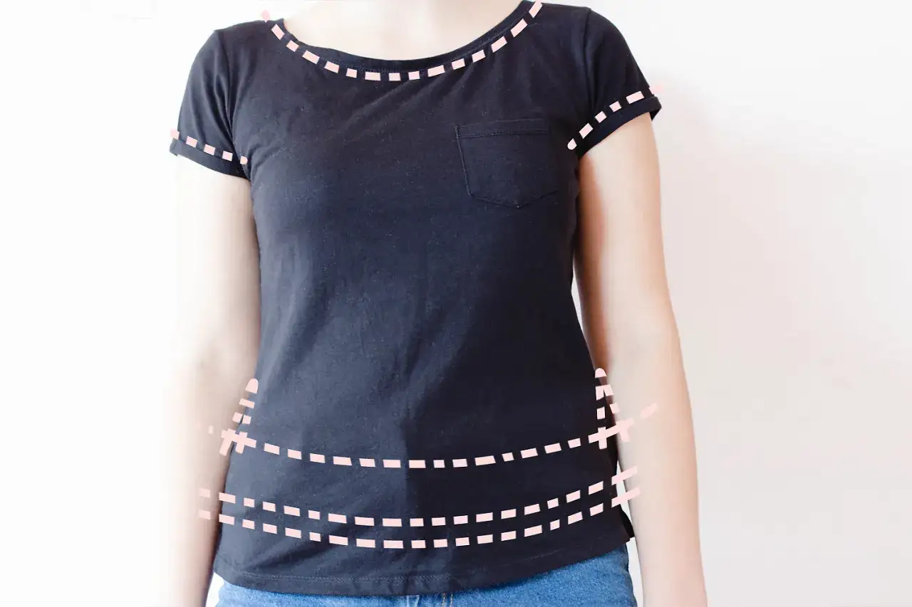 Czarna bluzka z naszytą gipiurową ozdobą na dekolcie i rękawach. Różowe linie sugerują cięcia.