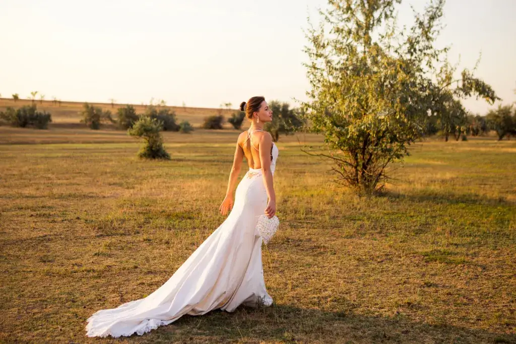 Jak podpiąć tren w sukni ślubnej, by uniknąć niewygód i stresu