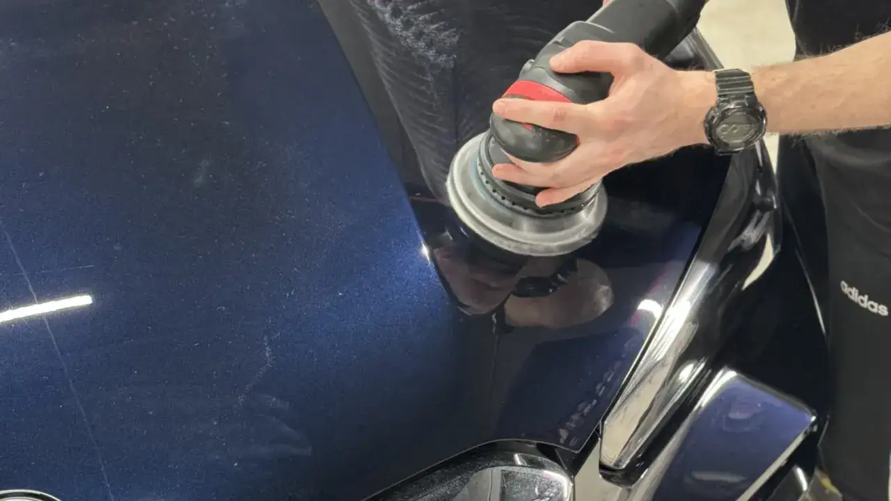 Jak myć auto po ceramice? Ekspert radzi: Trwały blask bez błędów.