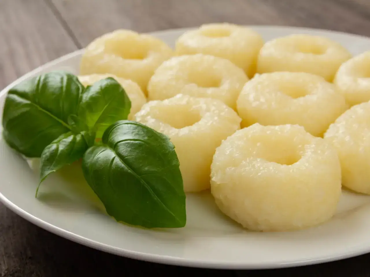 Jak gotować kluski? Idealne, bez sklejania krok po kroku!