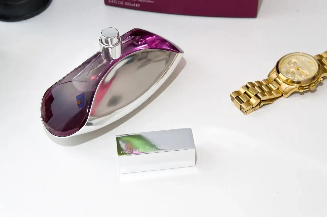 Perfumy Calvin Klein Euphoria i złoty zegarek. Jak sprawdzić oryginalność?
