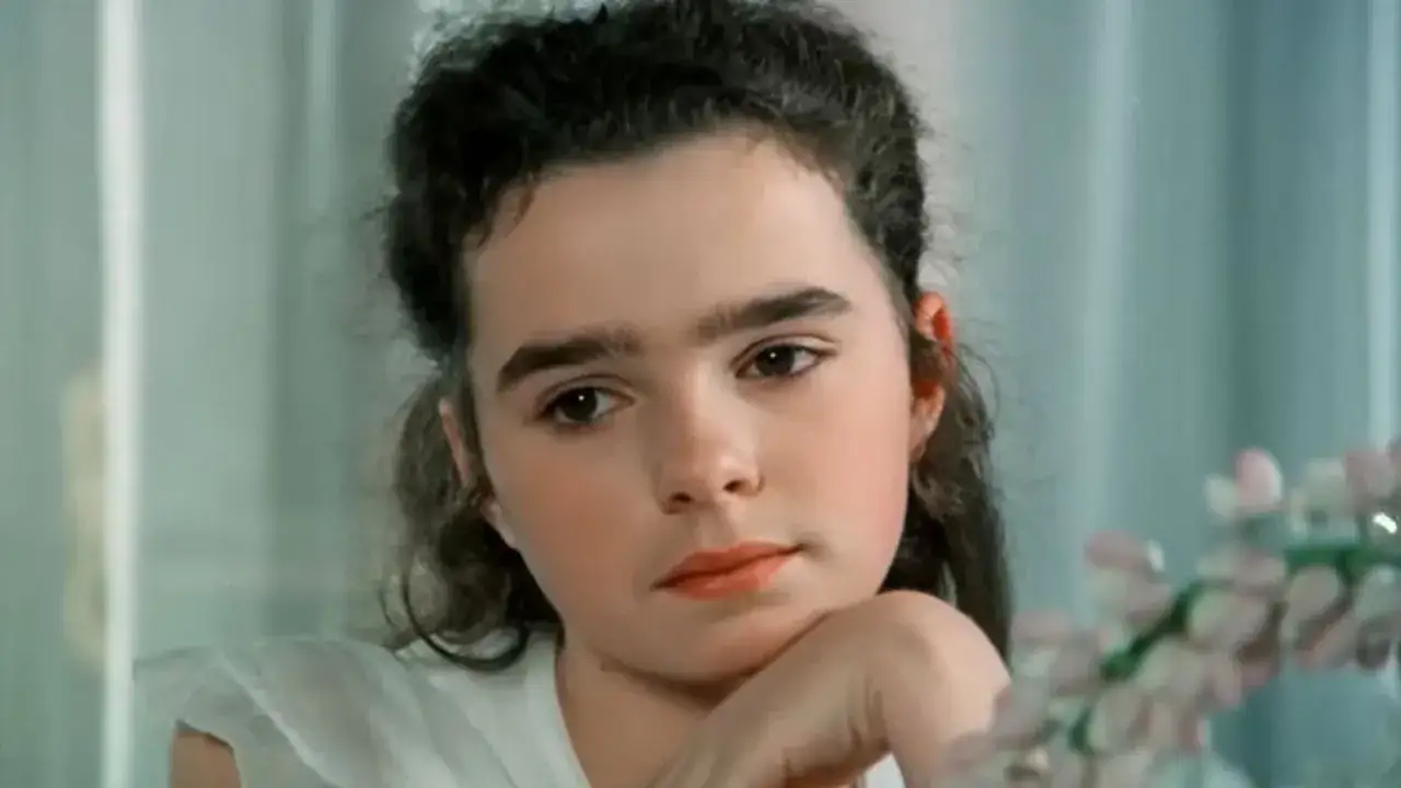 Zamyślona Lucyna Brusiiewicz opiera podbródek na dłoni, wpatrując się w dal.