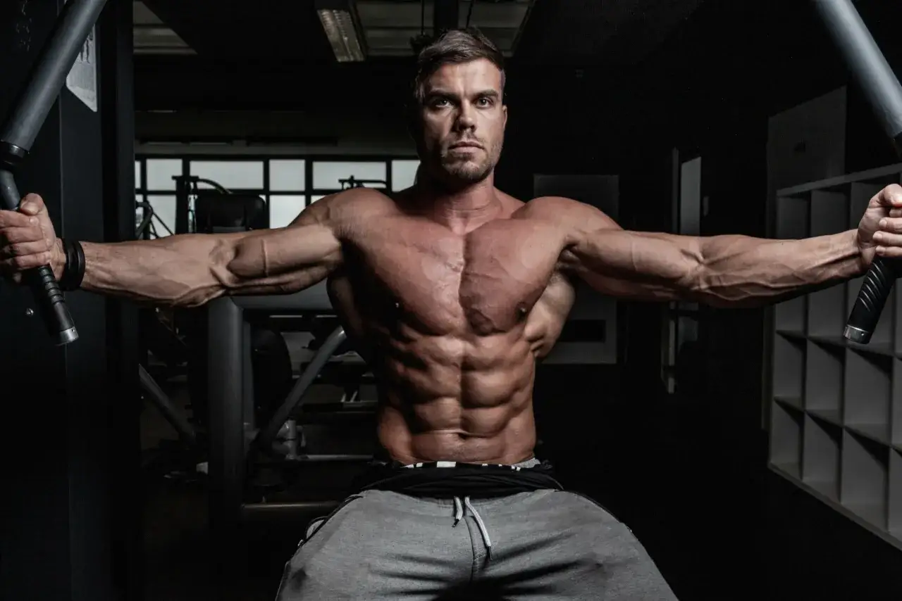 Wyrzeźbiona sylwetka: Jak schudnąć i zbudować mięśnie?