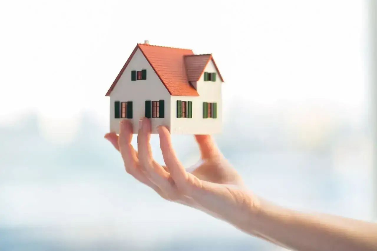 Model domu na dłoni. Czy pozwolenie na budowę 65 dni roboczych czy kalendarzowych?