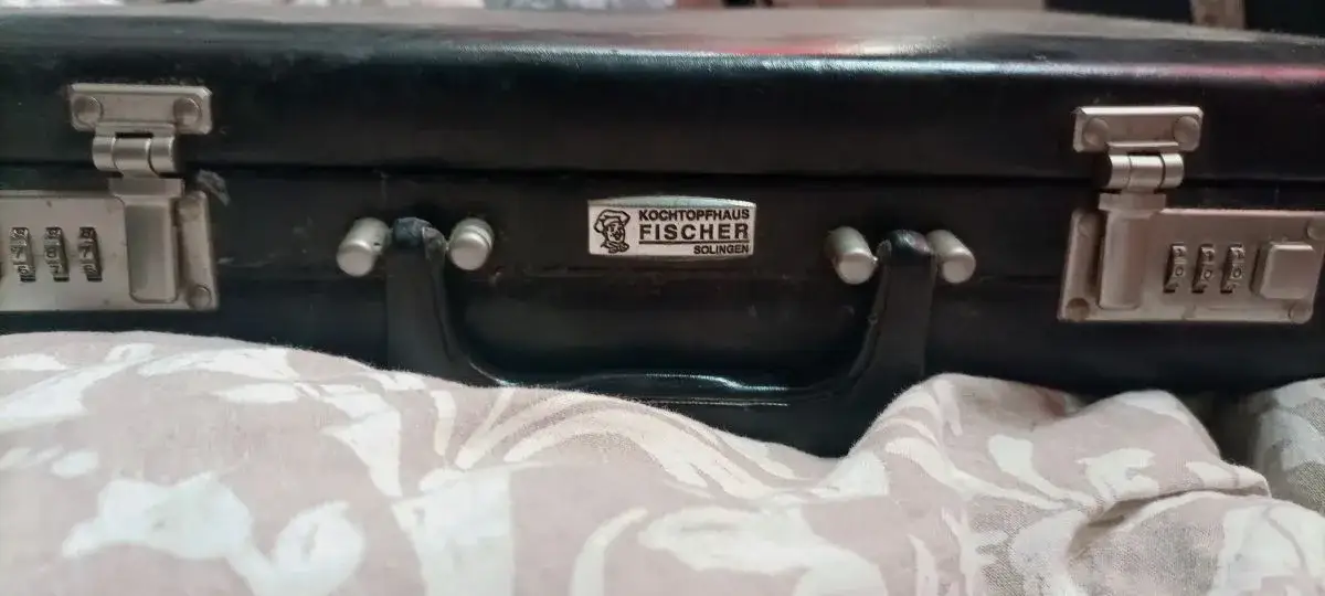 Jak otworzyć walizkę na szyfr bez kodu i uniknąć uszkodzeń