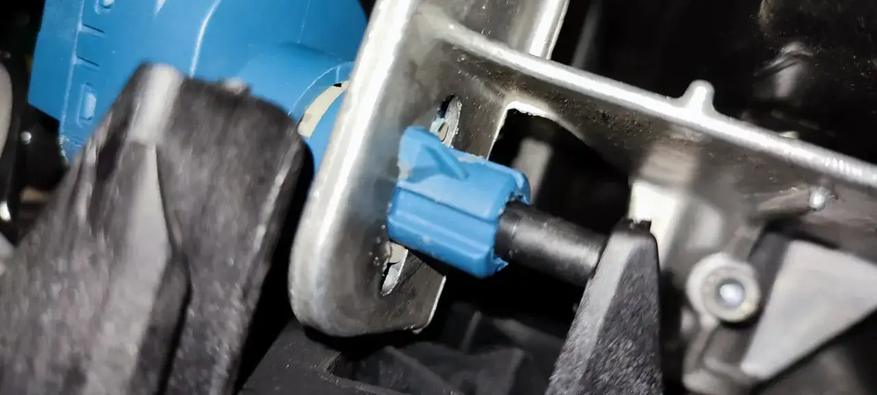 Gdzie jest czujnik pedału sprzęgła Passat B6 i jak go znaleźć łatwo