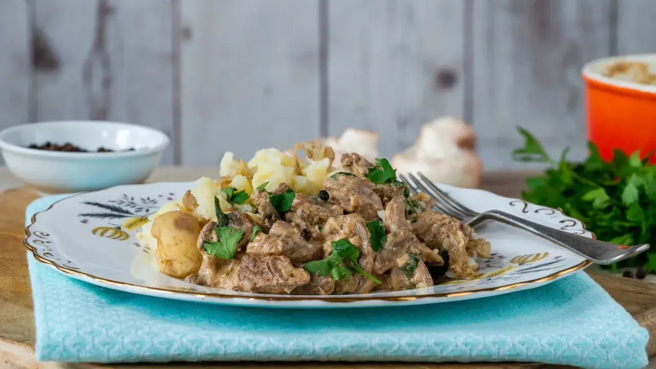 Pyszny gulasz na obiad z ziemniakami i natką pietruszki. Idealny przepis, jak zrobic gulasz na obiad.