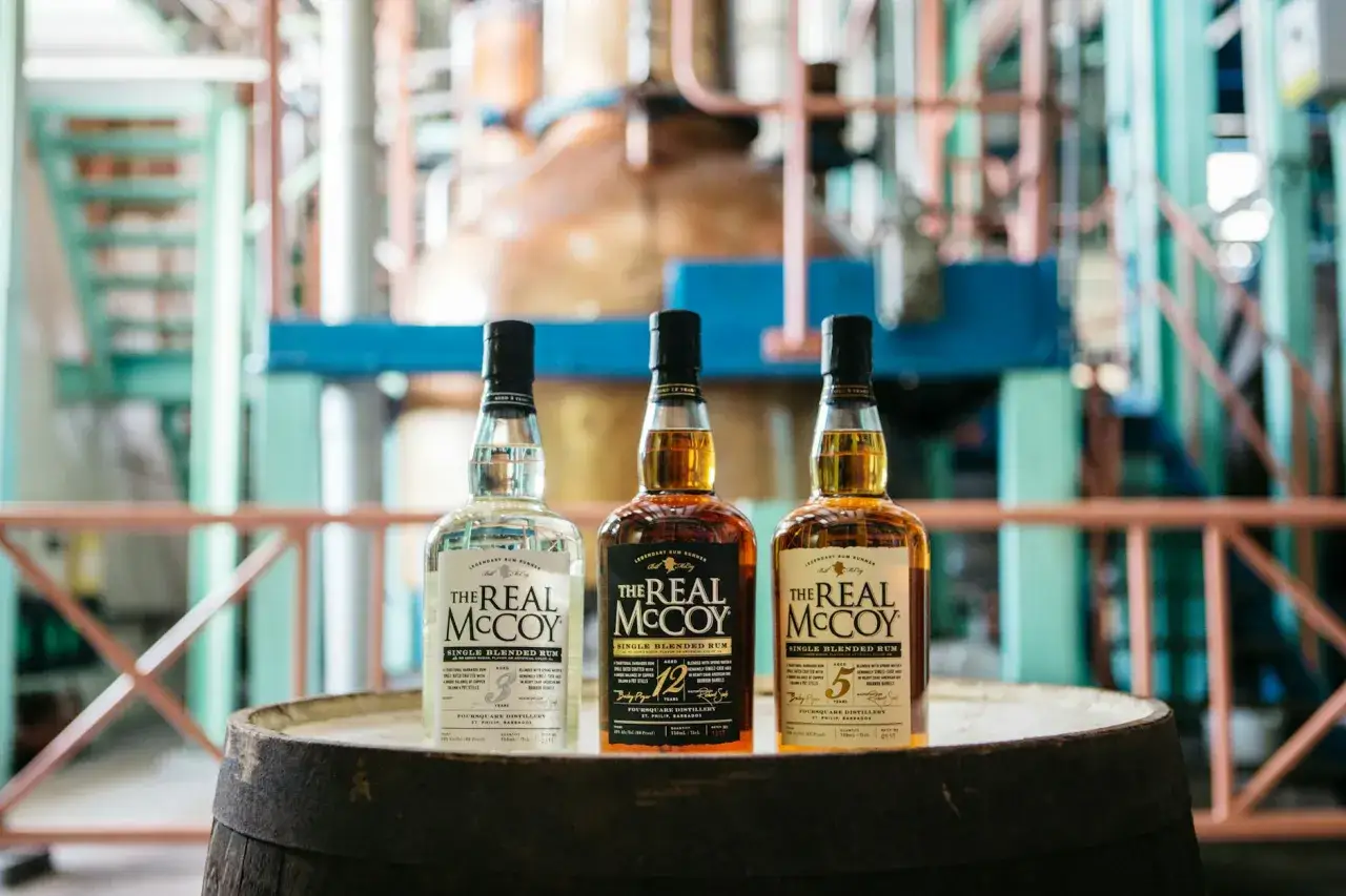 Trzy butelki rumu The Real McCoy: biały, 12-letni i 5-letni. Idealne na orzeźwiające Mojito na białym rumie kontra Mojito na ciemnym.