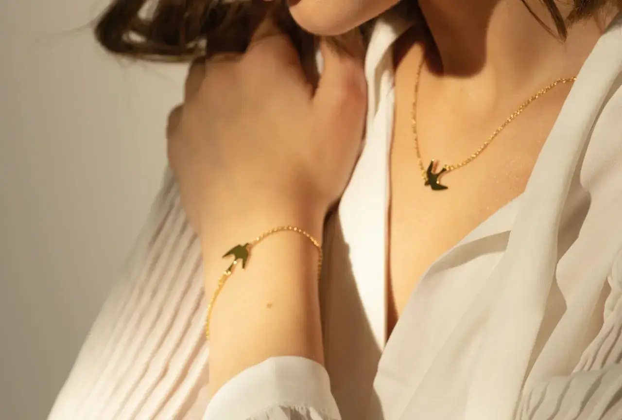 Co oznacza jaskółka wisiorek? Odkryj jego głębokie znaczenie