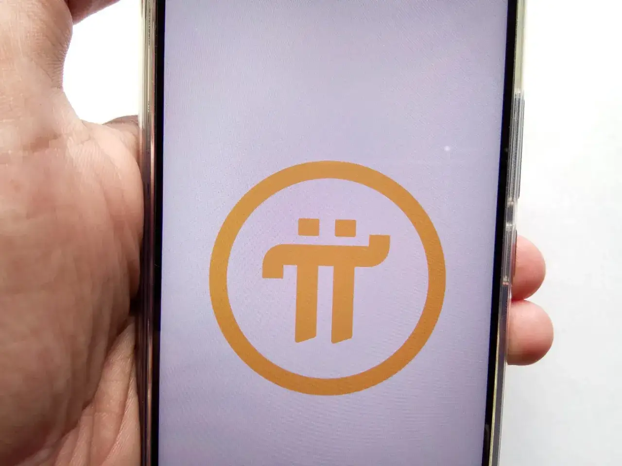 Telefon z logo Pi Network, symbolizującym nadzieję na szybkie pi network kiedy na giełdzie.