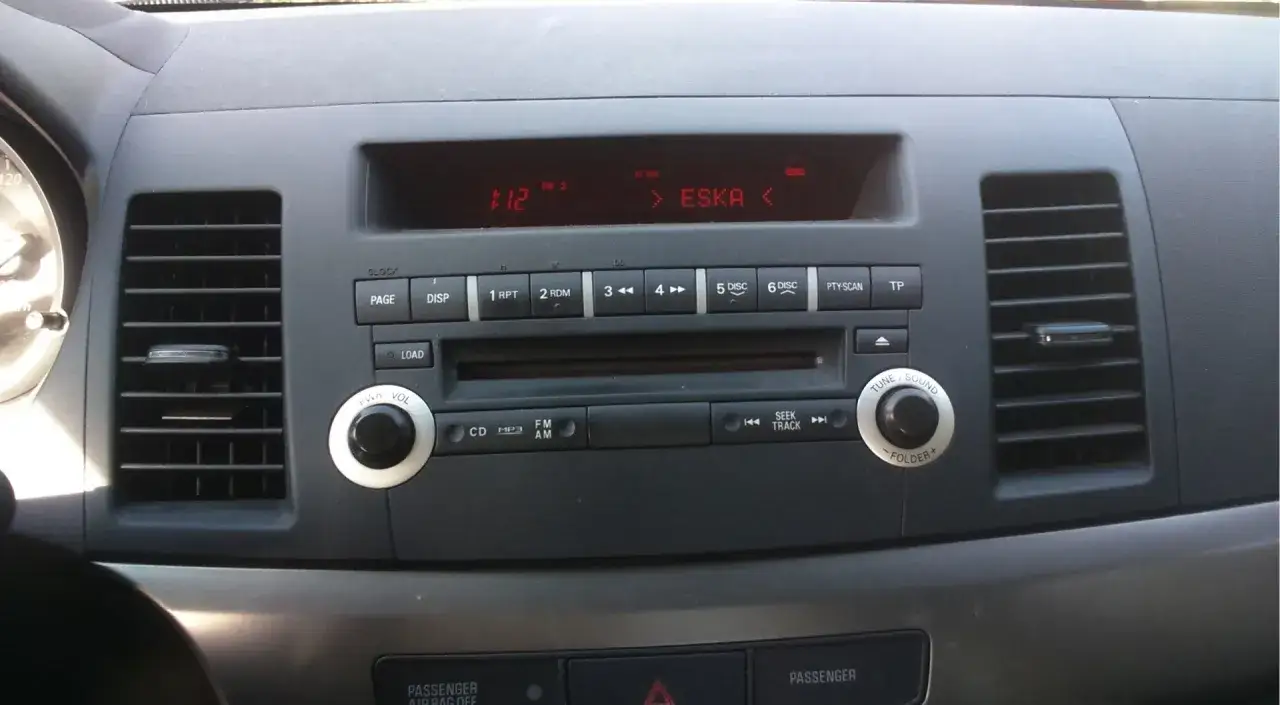 Jak podłączyć pendrive do radia samochodowego bez USB - proste metody