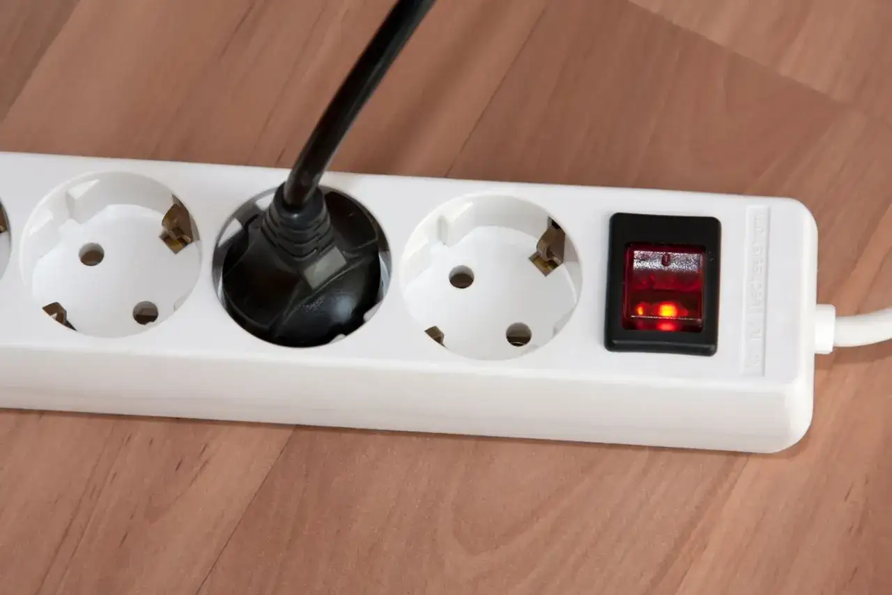 Listwa zasilająca: Jak wybrać, by chronić sprzęt i uniknąć pożaru?