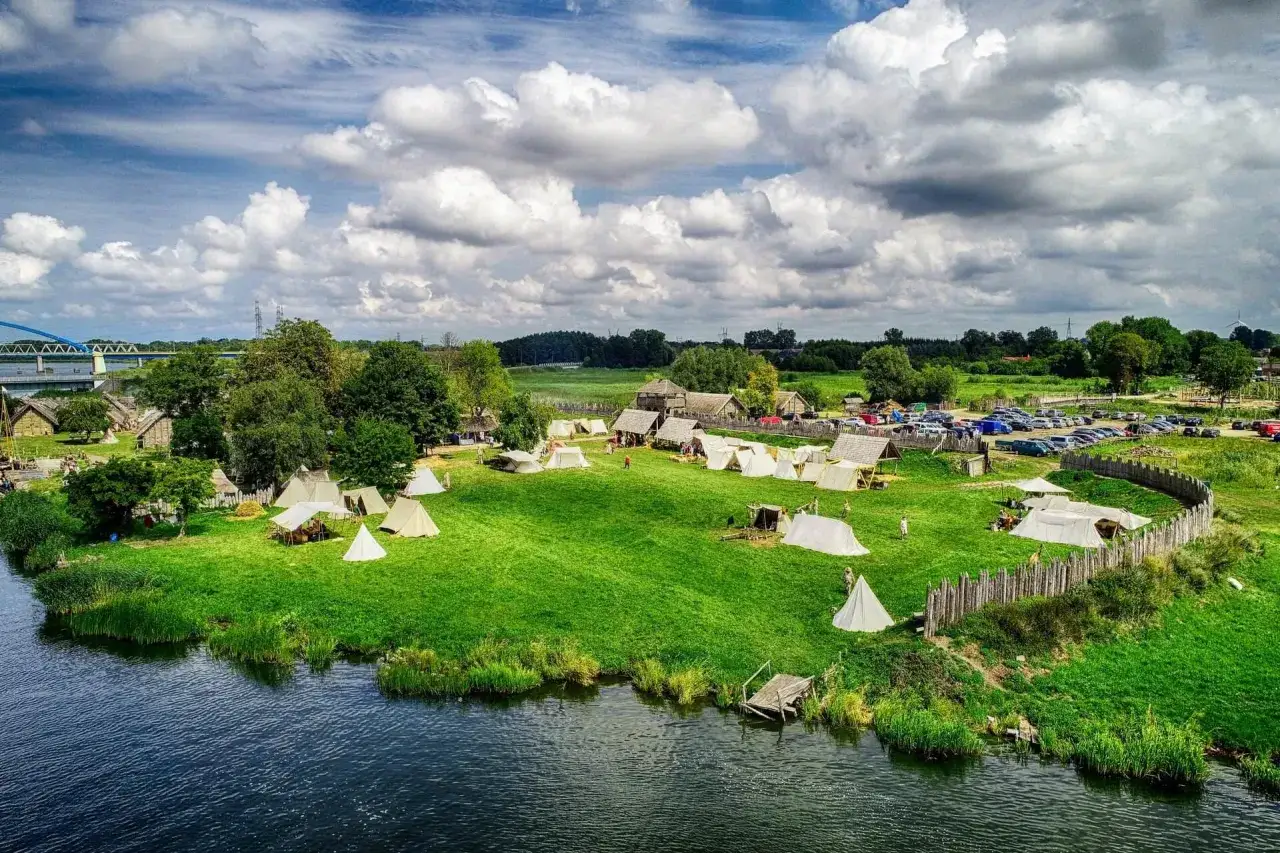 Wolin: Atrakcje od klifów po skanseny. Planuj z nami!