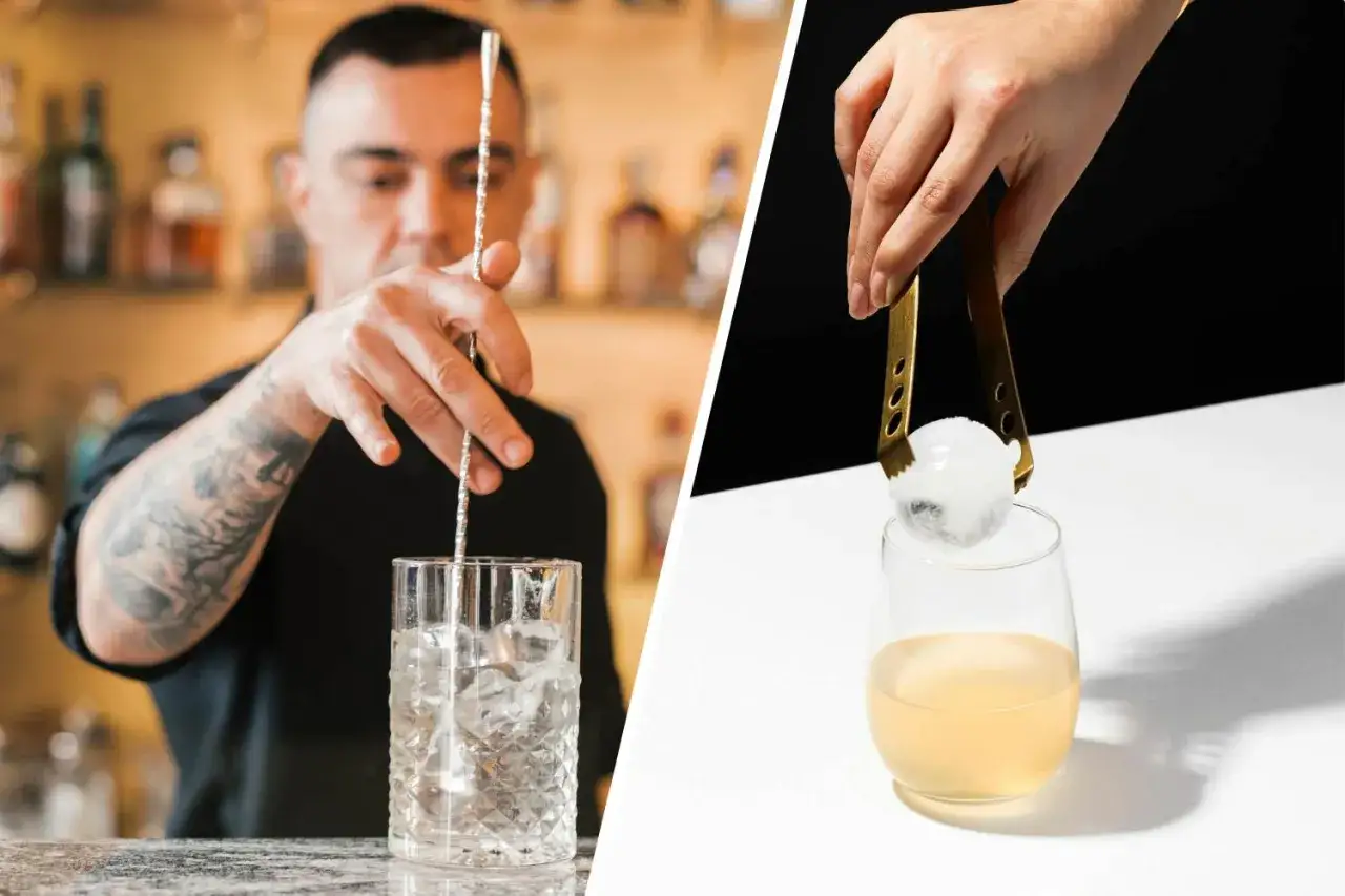 Barman miesza drink z kruszonym lodem, a obok ręka dodaje do drinka kulę lodu.