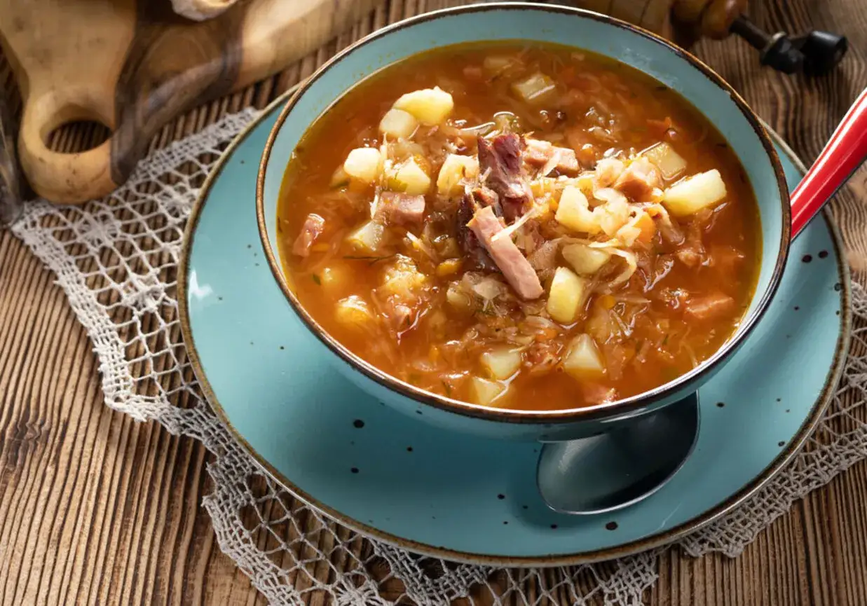 Gęsta zupa z kiszonej kapusty i ziemniaków z kawałkami wędzonych żeberek. Idealna odpowiedź na pytanie: co ugotować na żeberkach.