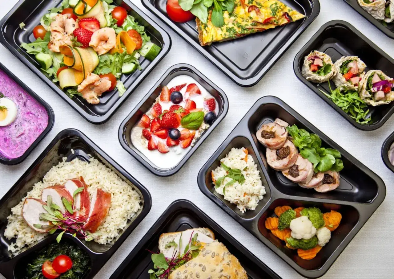 Pyszne posiłki na wynos, idealne dla osób dbających o zdrowie. Dieta przeciwzapalna catering to smak i troska o Twoje samopoczucie.