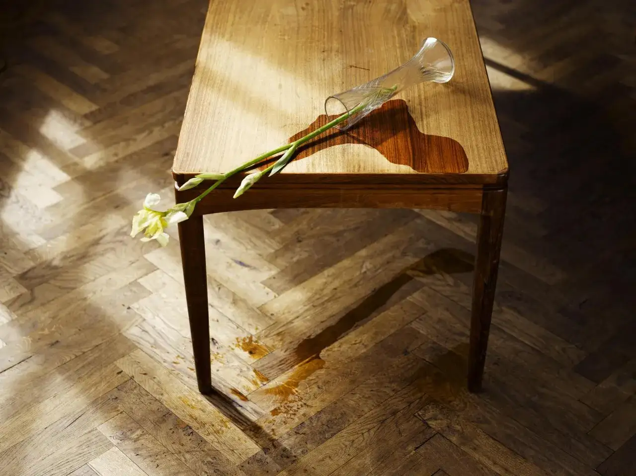 Plamy na drewnianym stole? Usuń je bezpiecznie i skutecznie!