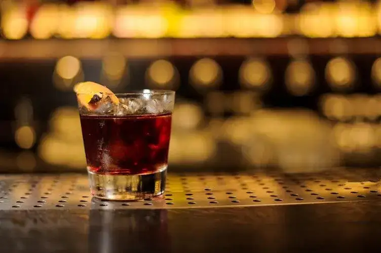 Jak przygotować kultowy koktajl Godfather - przepis i historia