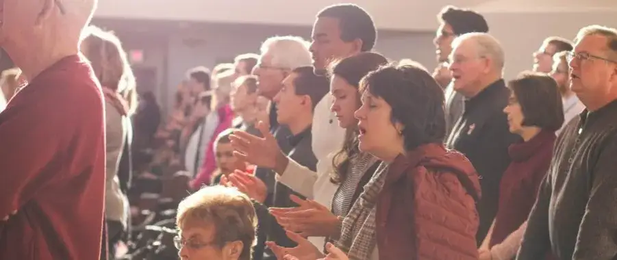 Dlaczego mamy złożone ręce do modlitwy? Zaskakująca prawda