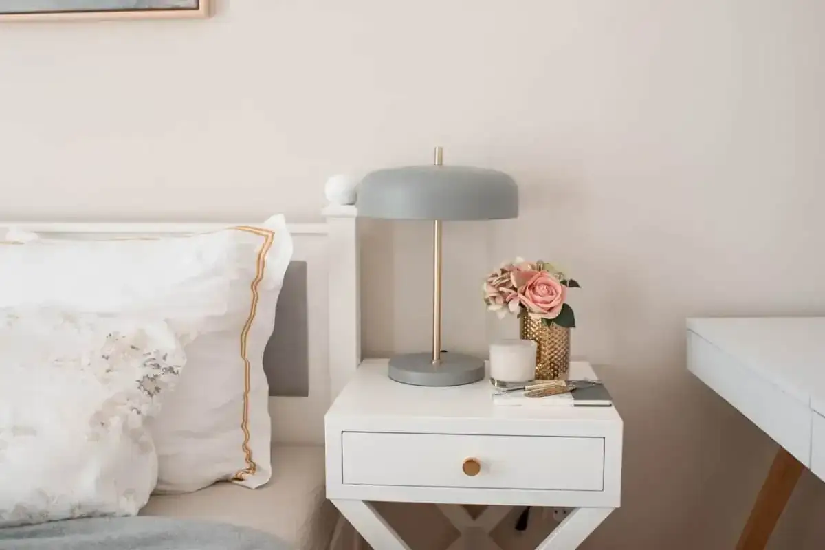 Co postawić na szafce nocnej, aby stworzyć idealną sypialnię?