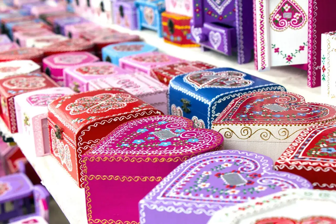 Kolorowe, ręcznie malowane szkatułki w kształcie serc. Idealne pamiątki, które warto przywieźć z Chorwacji.