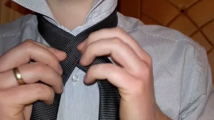 Jak skrócić krawat w prosty sposób i uniknąć nieestetycznego wyglądu