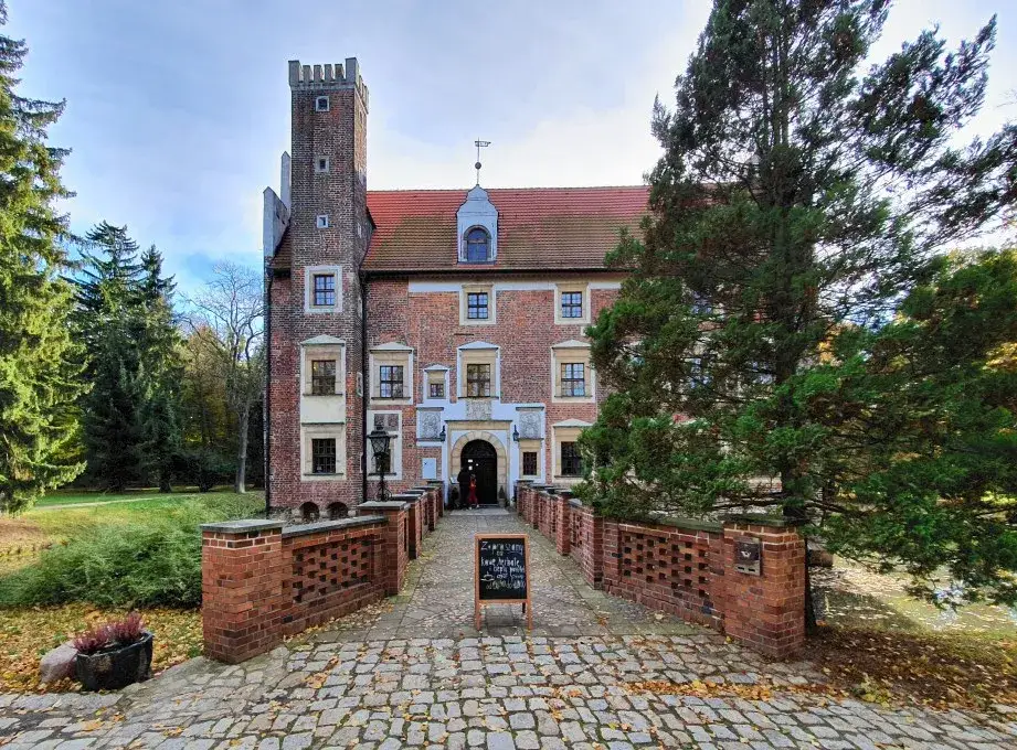 Pałac na wodzie Dolny Śląsk – historia, atrakcje i wygodne noclegi