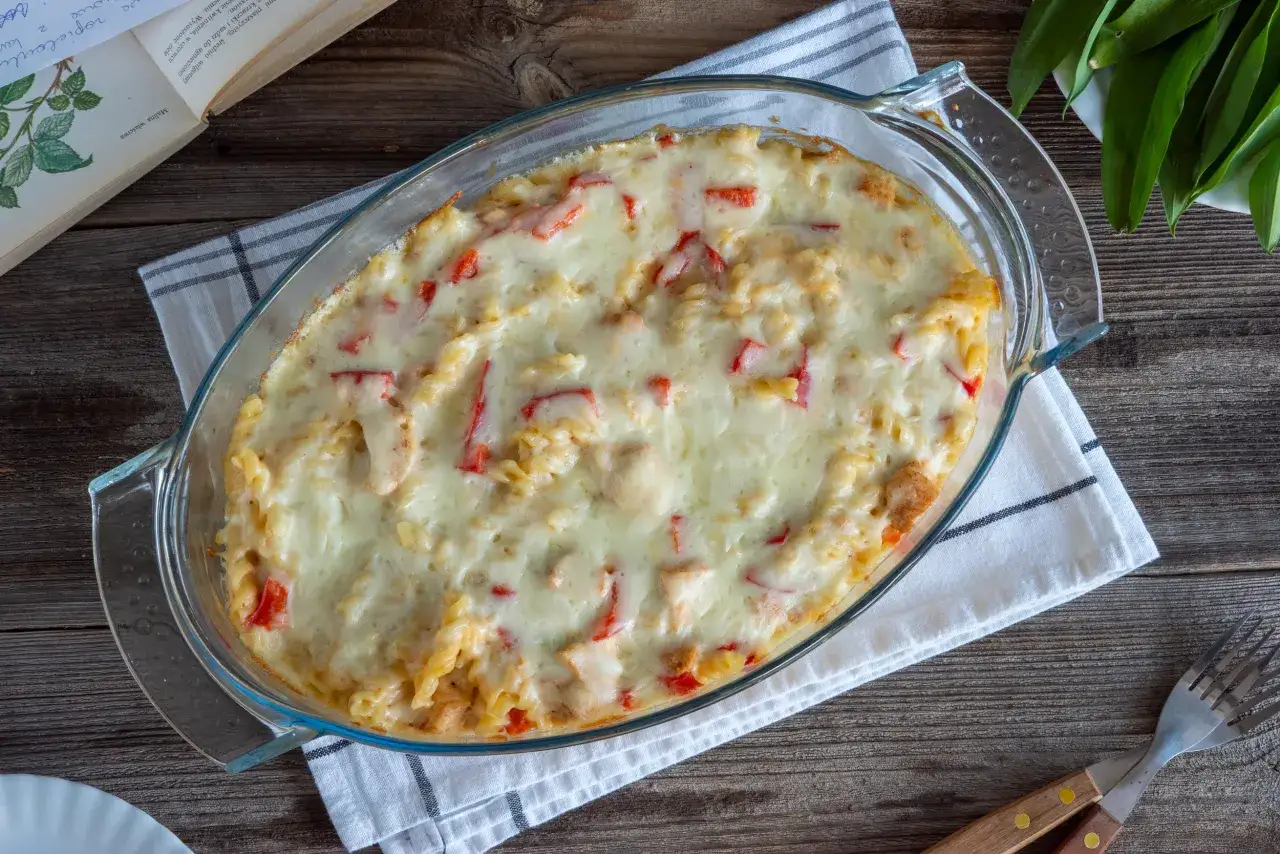 Kremowa zapiekanka makaronowa z kurczakiem: Jak uniknąć suchej?