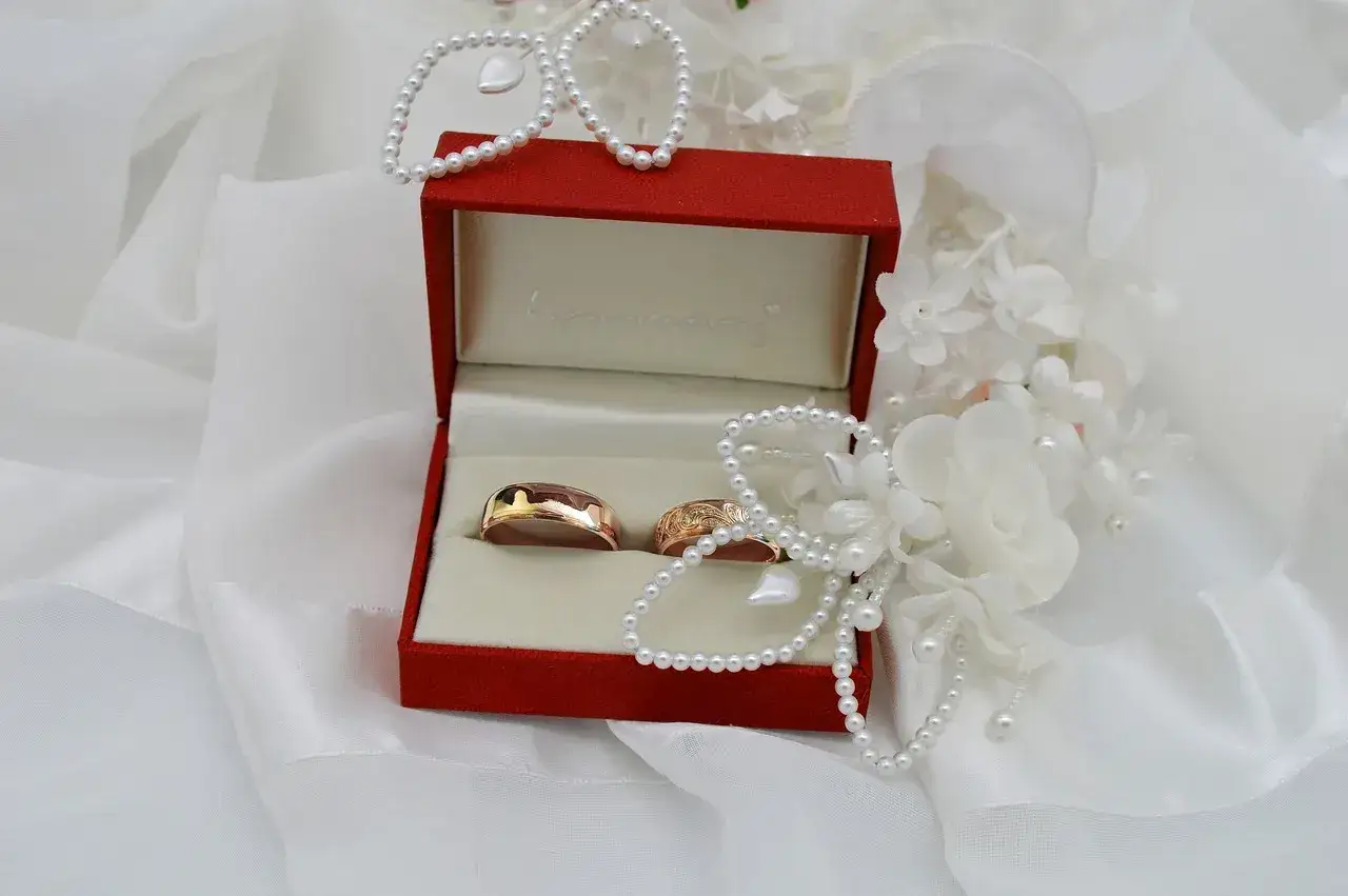 Jak sprawdzić czy biżuteria jest złota i uniknąć oszustwa