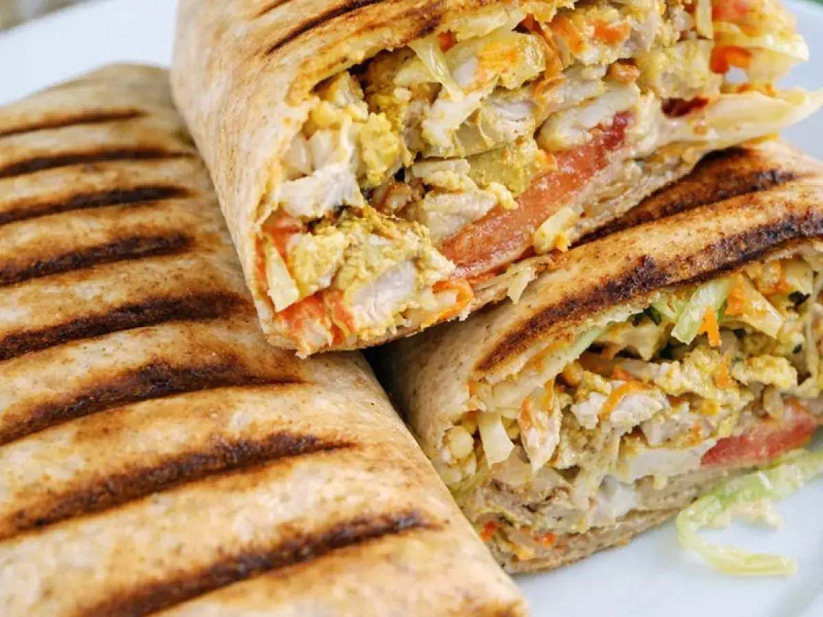 Domowy kebab z kurczaka z piekarnika: Soczyste mięso jak z budki