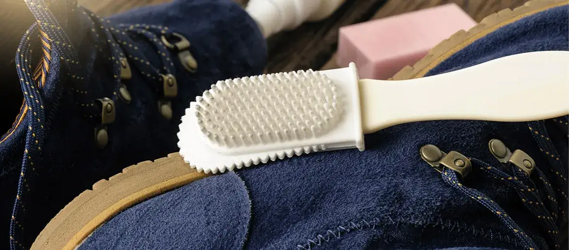 Skuteczne sposoby na czyszczenie butów zamszowych bez ryzyka uszkodzeń