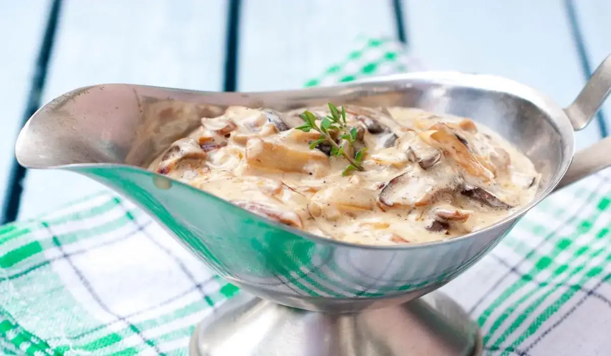 Sos grzybowy: Przepis na aksamitny smak bez zwarzonej śmietany