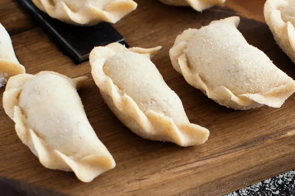 Jak gotować pierogi? Sprawdzone sposoby na idealne ciasto i farsz