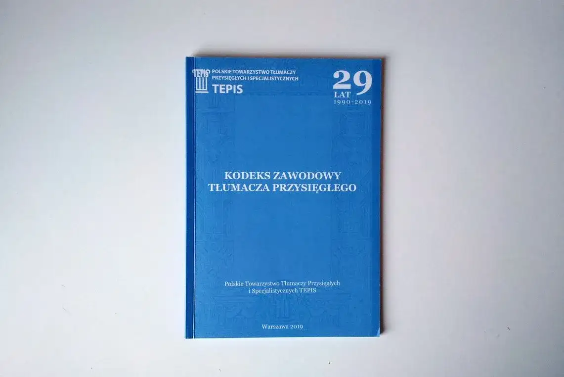 Tłumacz przysięgły bez studiów? Poznaj prawdę i oficjalną ścieżkę