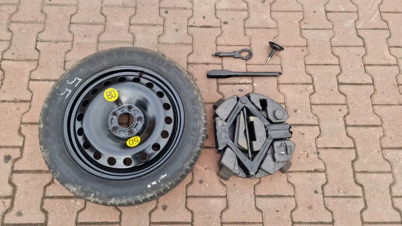 Koło zapasowe Ford S-Max, podnośnik i klucze. Zestaw do wymiany opony, który pomoże Ci w razie awarii.