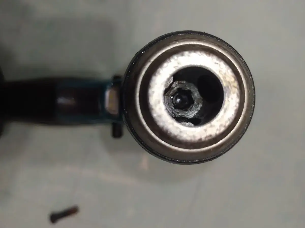 Widok z góry na uchwyt wiertarski wiertarki Makita z widoczną śrubą.